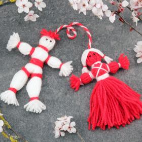 Red and white Martenitsa dolls made out of thread